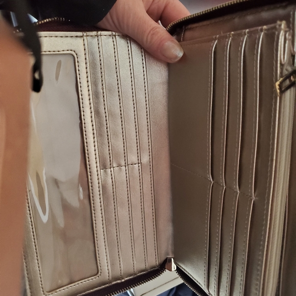 COPY - GUESS large wallet EEUC - Picture 2 of 3